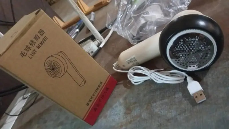 FabricFresh Portable Lint Remover – USB Rechargeable Clothes Defuzzer